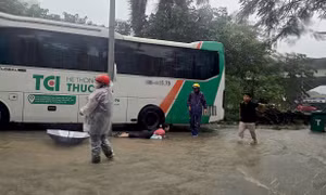 Phát hiện điểm rò điện khiến nhiều người bị giật trong mưa ngập