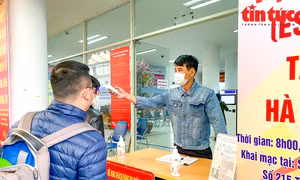 Công sở Hà Nội chấp hành nghiêm quy định chống dịch COVID-19 trong ngày làm việc đầu tiên