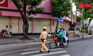 Hà Nội xử phạt nặng hàng loạt lái xe máy leo vỉa hè giờ cao điểm
