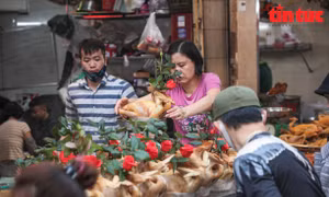 Gà đắt hàng sáng 30 Tết