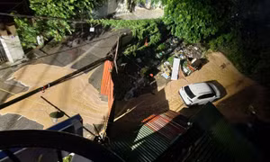 Bùn nhão phun trào trong đêm tại ngõ Núi Trúc, Hà Nội