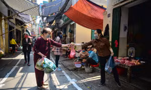Chợ phố cổ Hà Nội kẻ vạch, lập chốt phòng chống dịch COVID-19