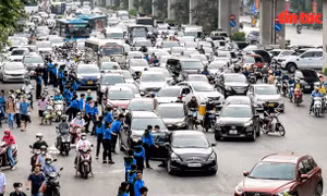 Ùn tắc đường Nguyễn Trãi vì phụ huynh đưa đón con thi chuyên THPT
