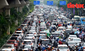 Giao thông Hà Nội ùn tắc nghiêm trọng trong ngày đầu tiên sau kỳ nghỉ lễ