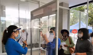 Khi hưởng bảo hiểm thất nghiệp thì BHYT hộ gia đình mua trùng có được hoàn trả?