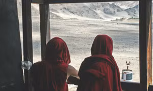 Triển lãm ‘Solivagant/ Độc hành’ của học giả Phật giáo Venerable Tenzin Priyadarshi Rinpoche: Đến để tĩnh tâm và soi rọi…