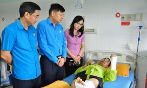 Lãnh đạo Tổng Liên đoàn Lao động thăm viếng, hỗ trợ gia đình có công nhân tử vong tại Yên Bái