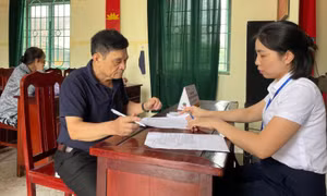 Ký nhận lĩnh lương hưu.