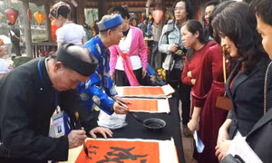 Hội chữ xuân Văn Miếu - Quốc Tử Giám quy tụ ông đồ từ 3 miền