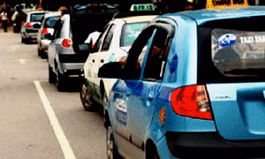 Hà Nội cho taxi 'mặc đồng phục', phân vùng đón trả khách, liệu có khả thi?