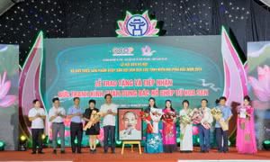 Trao tặng bức tranh kính chân dung Chủ tịch Hồ Chí Minh và 30 giống sen quý