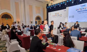 Các doanh nghiệp du lịch trao đổi thông tin, tìm kiếm đối tác liên kết tại MICE EXPO 2023.