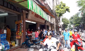 Vẫn cảnh xếp hàng mua bánh Trung thu truyền thống, nhưng chưa quá đông đúc