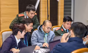Ban tổ chức trao giải Nhất cho đội tham gia diễn tập an ninh mạng năm 2024