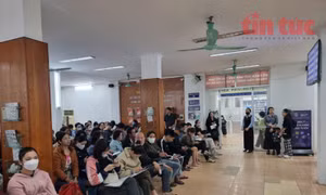 Người lao động xếp hàng tại Trung tâm Dịch vụ việc làm Hà Nội để làm thủ tục hưởng trợ cấp thất nghiệp.