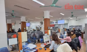 Người lao động đến làm thủ tục hưởng bảo hiểm thất nghiệp tại Trung tâm Dịch vụ việc làm Hà Nội