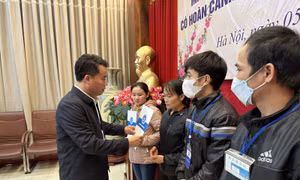 Trao tặng 200 suất quà cho bệnh nhân BHYT có hoàn cảnh khó khăn dịp Tết Nguyên đán