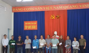 Doanh nghiệp du lịch Hà Nội trao hỗ trợ cho đồng bào vùng lũ Nha Trang
