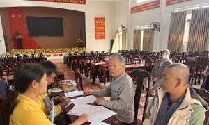 Người dân có mặt từ sớm để nhận lương hưu gộp 3 tháng (tháng 12/2025, tháng 1 và 2/2026)