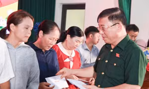 Tặng quà, khám bệnh tri ân các gia đình người có công