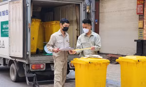 Rác thải của phố Trúc Bạch được khử khuẩn, phân loại nghiêm ngặt trong những ngày cách ly dịch COVID-19