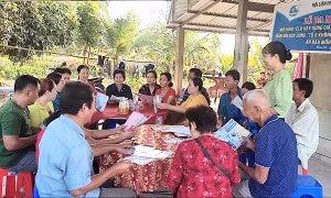 Phát huy vai trò phụ nữ trong vận động người tham gia BHXH, BHYT