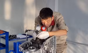 Cận cảnh thi tay nghề Công nghệ ô tô với dòng xe hiện đại