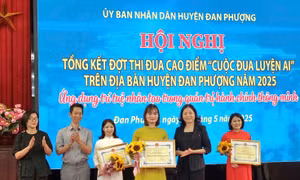 Khen thưởng tập thể, cá nhân tham gia đợt thi đua cao điểm phát triển công dân số tại huyện Đan Phượng.