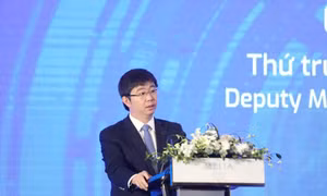 Lãnh đạo Bộ TT&TT và Hiệp Hội an toàn thông tin tham quan các gian hàng giới thiệu về các giải pháp đảm bảo an toàn thông tin