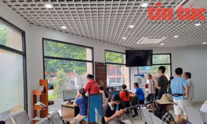 Thủ tục trực tuyến Hà Nội: Dân nộp online nhưng vẫn mất công đi lại 