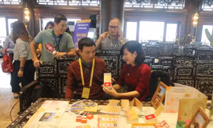 Phát hành bộ tem và đồng xu bạc chào mừng Đại lễ Phật đản Vesak 2019
