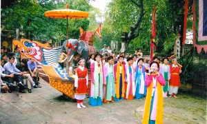 Mô hình tàu và tượng đang được hoàn tất chuẩn bị cho lễ hội truyền thống Chèo tàu Tổng Gối 2024.