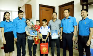 Hà Nội: Tặng quà Trung thu cho gia đình công nhân khó khăn
