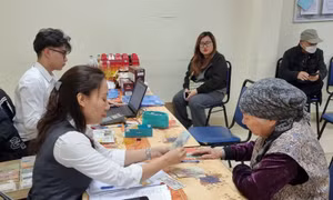 Chi trả lương hưu, trợ cấp cho người cao tuổi. Ảnh: XC
