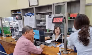 Làm thủ tục lĩnh lương hưu qua tài khoản ngân hàng.
