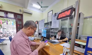 Làm thủ tục nhận lương hưu qua tài khoản ngân hàng.