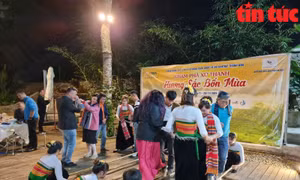 Người dân làm du lịch cộng đồng tại điểm du lịch Pù Luông (Thanh Hoá)