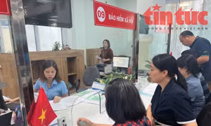 Người dân và doanh nghiệp đang liên hệ giải quyết chế độ chính sách BHXH, BHYT tại Trung tâm Hành chính công phường Hồng Gai, sau khi vận hành cq 2 cấp