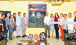 Trao tặng tác phẩm ‘Fidel Castro Ruz - Cuba trong trái tim người Việt’