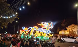 Một mô hình đèn lồng trung thu diễu hành trên đường phố thành phố Tuyên Quang dịp cuối tuần thu hút đông đảo du khách check-in