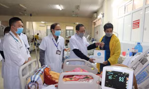 BHXH Việt Nam tặng quà cho bệnh nhân có hoàn cảnh khó khăn