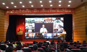 Bộ trưởng Bộ Thông tin và Truyền thông Nguyễn Mạnh Hùng phát biểu tại hội nghị