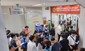 Người dân xếp hàng làm thủ tục bảo hiểm thất nghiệp tại Hà Nội.