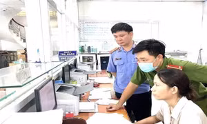 Lực lượng chức năng tiến hành khám xét các phòng khám đa khoa có liên quan