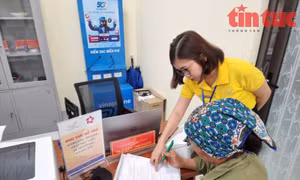Bất cập dịch vụ công trực tuyến: Dân nộp tờ khai bản giấy, cán bộ 'làm hộ' trên hệ thống