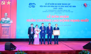 Hai đơn vị thuộc Viện Hàn lâm Khoa học và Công nghệ đón nhận Huân chương lLao động hạng Nhất.