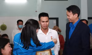Bộ Lao động - Thương binh và Xã hội tặng Bằng khen cho người cứu cháu bé rơi từ tầng 13