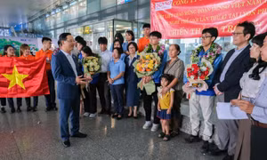 Ông Trương Anh Dũng, Tổng cục trưởng Tổng cục Giáo dục nghề nghiệp chúc mừng thí sinh đạt giải tại kỳ thi Kỹ năng nghề thế giới lần thứ 47