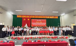 Trao tặng phòng học số cho các trường tại Côn Đảo