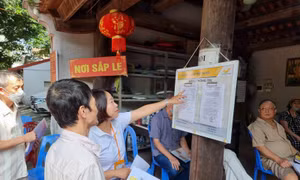 Cán bộ hưu trí tìm hiểu thông tin về tăng lương hưu từ 1/7/2023.